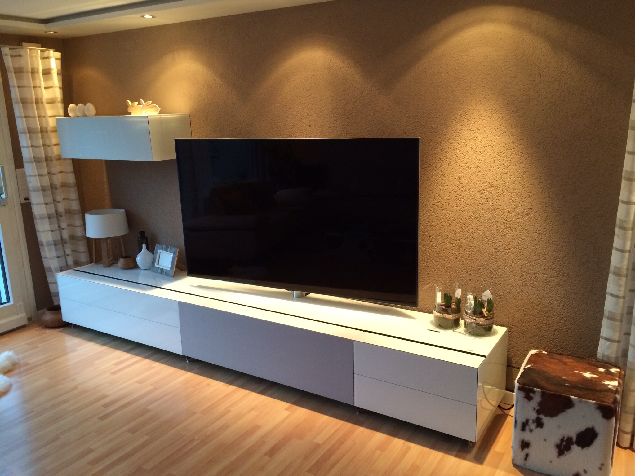 Ausgeschalteter TV auf TV-Möbel im Wohnzimmer