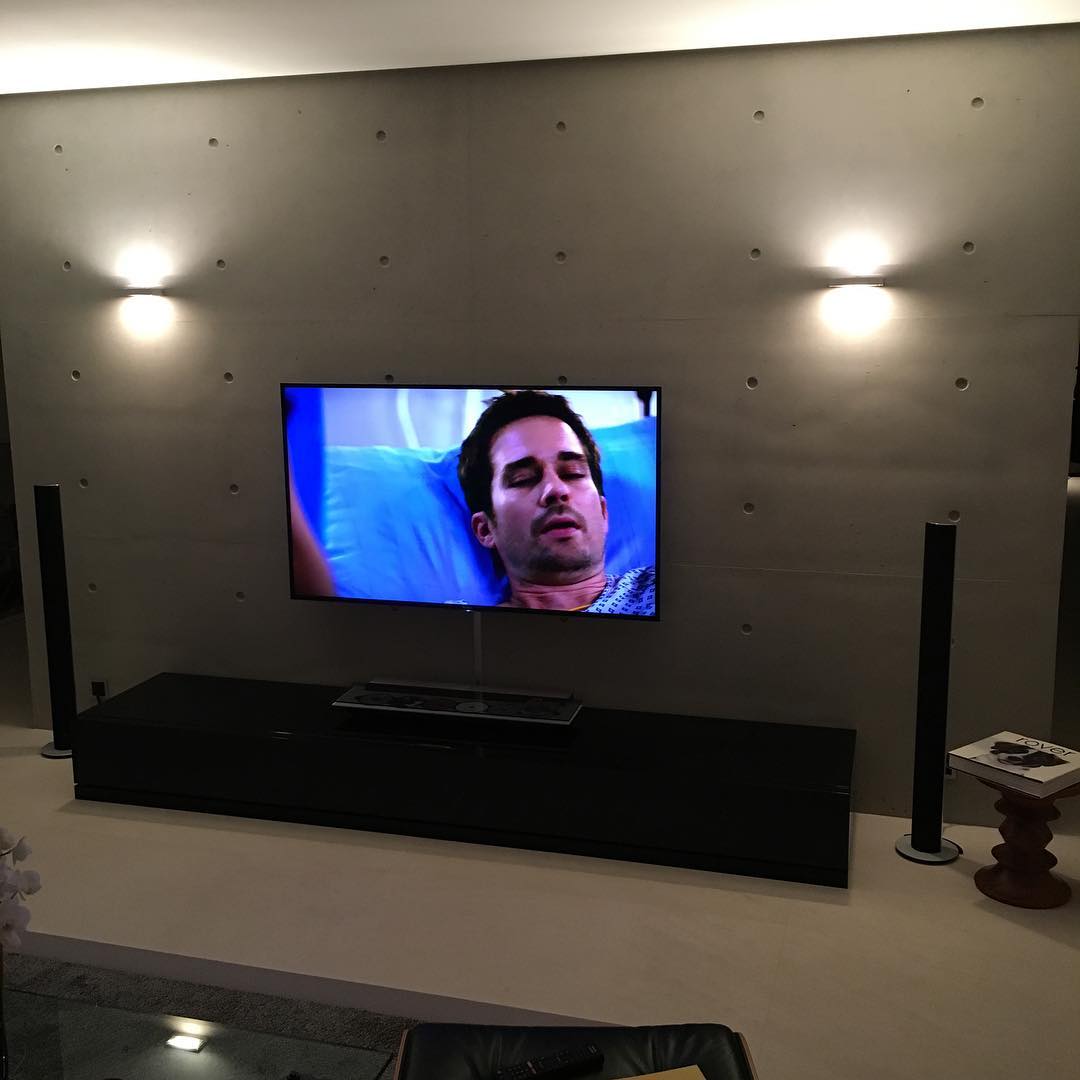Eingeschalteter TV im Wohnzimmer