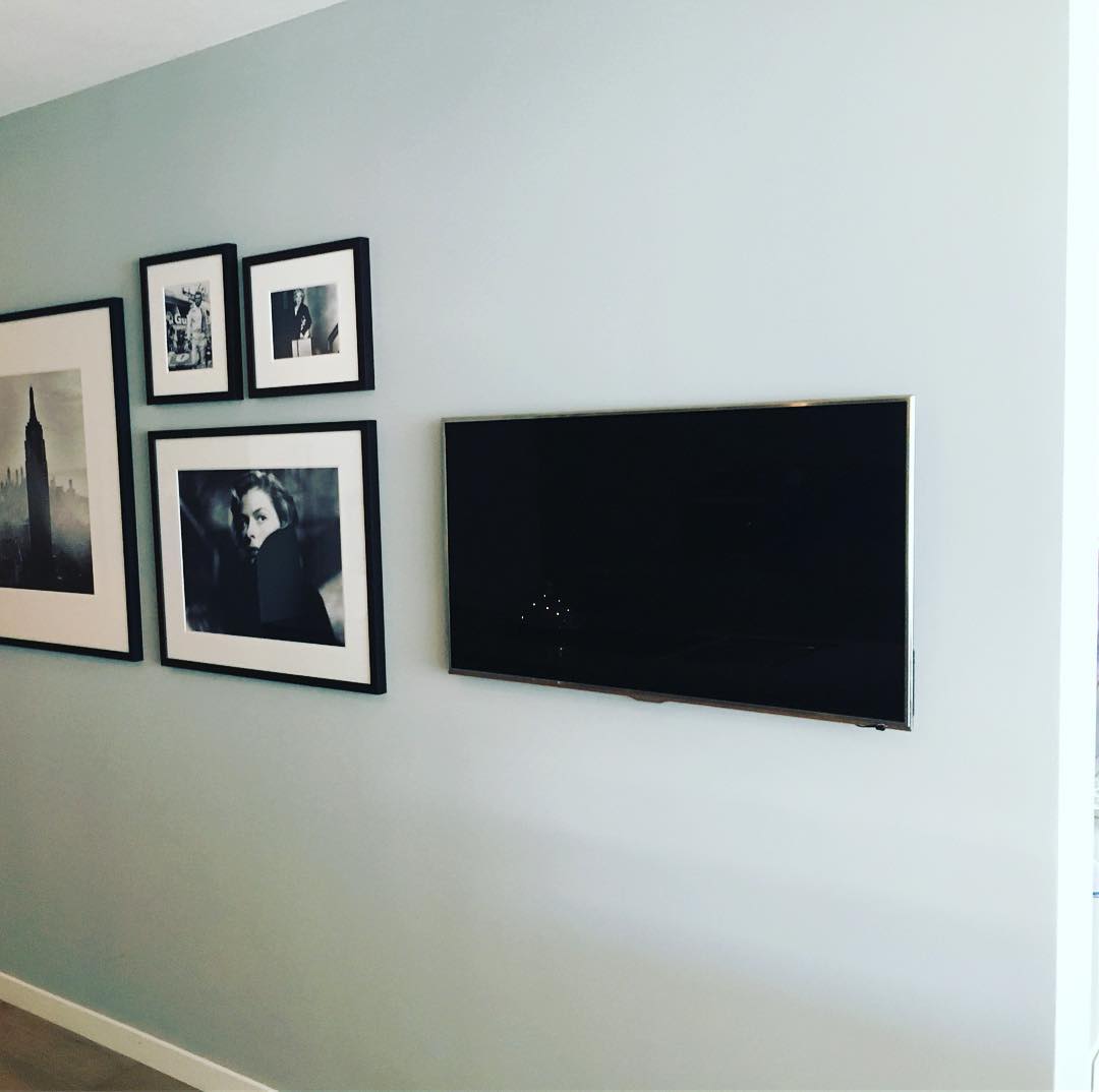 TV neben Wandbildern installiert