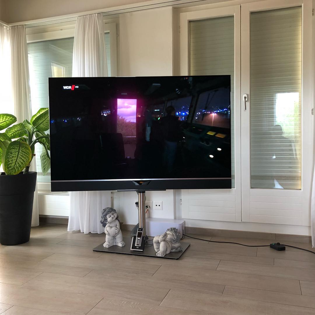 Eingeschalterter  TV im Wohnzimmer